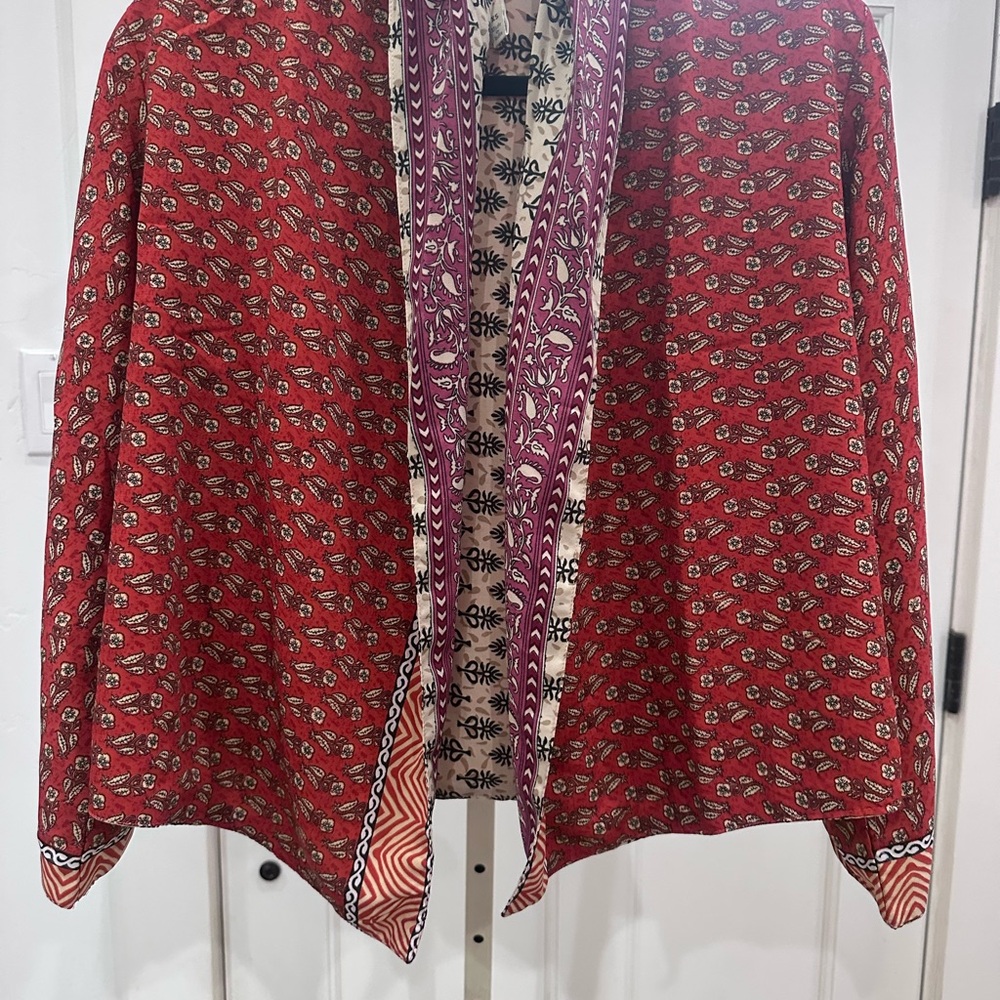 RAGA Red and Purple Paisley Kimono jacket reversible

Approximately PTP 20”

2